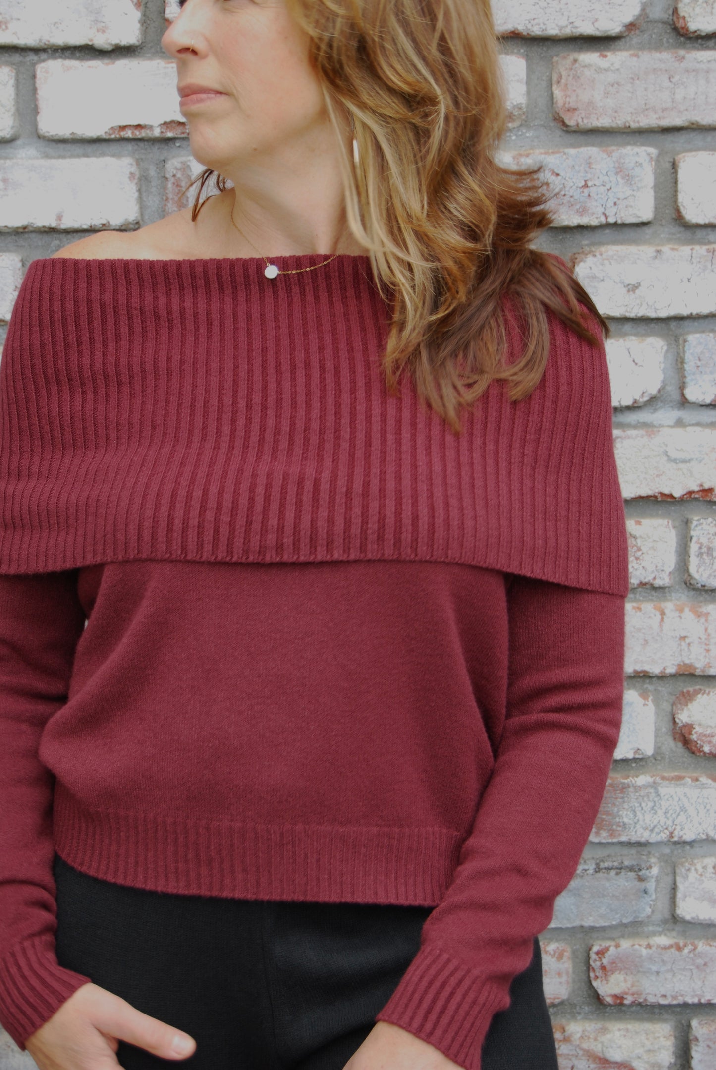 OFF-THE-SHOULDER SWEATER BURGUNDY